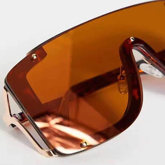 Quay NWT Hold For Applause Tortoiseshell Gold Oversized Sunnies with Case - Picture 2 of 13